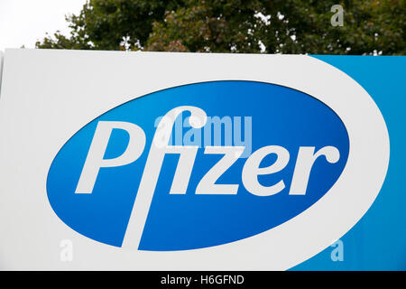 Un logo affiche à l'extérieur d'un établissement occupé par Pfizer Inc., à Kalamazoo, Michigan le 16 octobre 2016. Banque D'Images