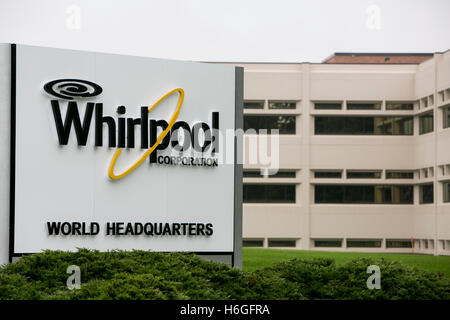 Un logo affiche à l'extérieur du siège de la Whirlpool Corporation de Benton Harbor, Michigan le 16 octobre 2016. Banque D'Images