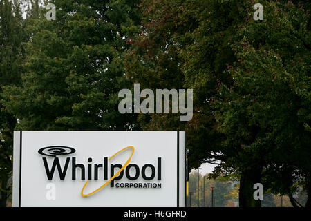 Un logo affiche à l'extérieur du siège de la Whirlpool Corporation de Benton Harbor, Michigan le 16 octobre 2016. Banque D'Images