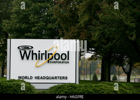 Un logo affiche à l'extérieur du siège de la Whirlpool Corporation de Benton Harbor, Michigan le 16 octobre 2016. Banque D'Images