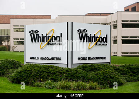 Un logo affiche à l'extérieur du siège de la Whirlpool Corporation de Benton Harbor, Michigan le 16 octobre 2016. Banque D'Images