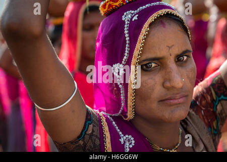 Indian woman carrying offrandes sur la tête lors d'un festival, Pushkar, Rajasthan, India Banque D'Images