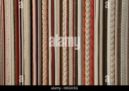 Les cordes tressées colorées se sont fixées en étroite collaboration pour créer un arrière-plan intéressant rempli de texture, de motifs et de couleur. Banque D'Images