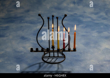 Quatrième jour de Hanoukka avec brûler des bougies de Hanoukka dans Menorah Banque D'Images