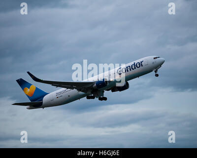 Condor Flugdienst avion Boeing 767-300ER D-ABUI crépuscule crépuscule départ dans l'Aéroport International de Vancouver Banque D'Images