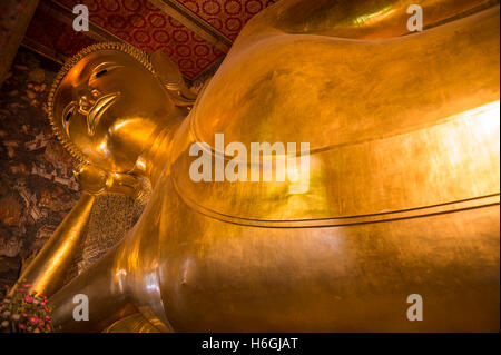 BANGKOK - 25 octobre 2014 : le géant de statue en or dans le Temple de le Bouddha couché. Banque D'Images