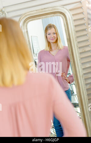 Girl looking in mirror Banque D'Images