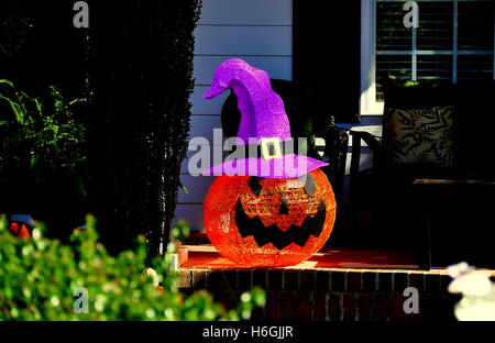 Chapel Hill, Caroline du Nord - 28 octobre 2016 : la citrouille de grillage métallique avec des sorcières purple hat décoration Halloween sur patio porche Banque D'Images