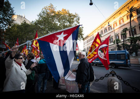 La garnison promu par l'Association' La Villetta par Cuba e Nuestra America' en face de l'ambassade des États-Unis d'Amérique pour exiger la fin immédiate du blocus contre Cuba, le retour de la territoire de Guantanamo à Cuba, la souveraineté légitime contre les tentatives de coup d'État et de l'agression impérialiste contre le Gouvernement vénézuélien Chavez et l'autodétermination des personnes. Banque D'Images