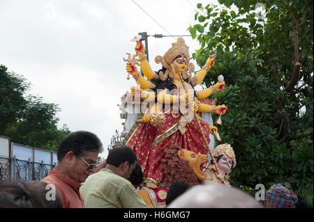 2016, Vijaya Dashami Déesse Durga immersion par levage physique dans la rivière Hooghly à Babughat Kolkata West Bengal India Banque D'Images