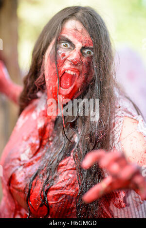 Sydney, Australie. 29 Oct, 2016. Les participants déguisés en zombies posent au cours de la Zombie Walk de Sydney le 29 octobre 2016 à Sydney, Australie. Des centaines de personnes se sont rassemblées aujourd'hui déguisés en zombies pour la 6e édition de la Zombie Walk de Sydney à l'appui de la Fondation 'Cerveau'. Credit : Hugh Peterswald/Pacific Press/Alamy Live News Banque D'Images