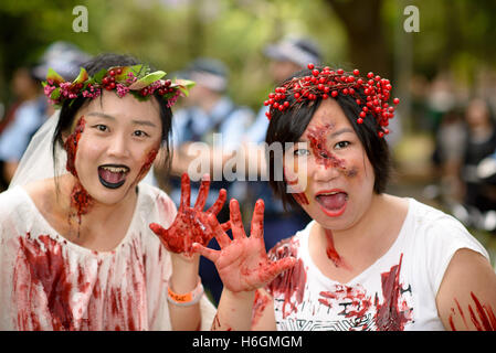 Sydney, Australie. 29 Oct, 2016. Les participants déguisés en zombies shuffle la rue au cours de la Zombie Walk de Sydney le 29 octobre 2016 à Sydney, Australie. Des centaines de personnes se sont rassemblées aujourd'hui déguisés en zombies pour la 6e édition de la Zombie Walk de Sydney à l'appui de la Fondation ''Cerveau'. Credit : Hugh Peterswald/Pacific Press/Alamy Live News Banque D'Images