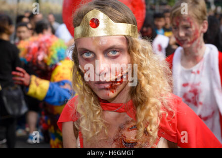 Sydney, Australie. 29 Oct, 2016. Les participants déguisés en zombies shuffle la rue au cours de la Zombie Walk de Sydney le 29 octobre 2016 à Sydney, Australie. Des centaines de personnes se sont rassemblées aujourd'hui déguisés en zombies pour la 6e édition de la Zombie Walk de Sydney à l'appui de la Fondation ''Cerveau'. Credit : Hugh Peterswald/Pacific Press/Alamy Live News Banque D'Images