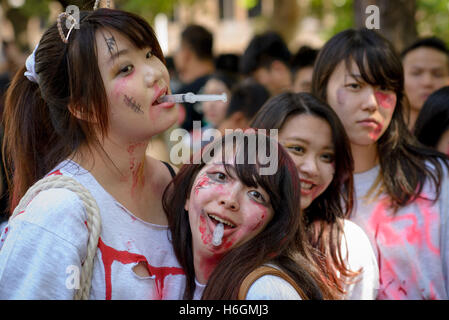 Sydney, Australie. 29 Oct, 2016. Les participants déguisés en zombies posent au cours de la Zombie Walk de Sydney le 29 octobre 2016 à Sydney, Australie. Des centaines de personnes se sont rassemblées aujourd'hui déguisés en zombies pour la 6e édition de la Zombie Walk de Sydney à l'appui de la Fondation 'Cerveau'. Credit : Hugh Peterswald/Pacific Press/Alamy Live News Banque D'Images