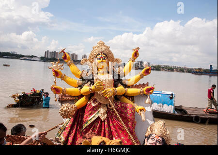 2016, Vijaya Dashami Déesse Durga immersion par levage physique dans la rivière Hooghly à Babughat Kolkata West Bengal India Banque D'Images