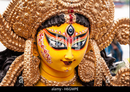 2016, Vijaya Dashami portrait de déesse Durga idol à Babughat Kolkata West Bengal India Banque D'Images