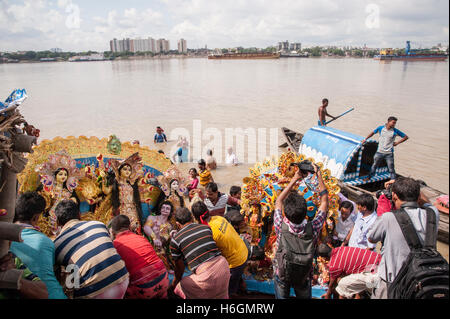 2016, Vijaya Dashami Déesse Durga immersion par levage physique dans la rivière Hooghly à Babughat Kolkata West Bengal India Banque D'Images