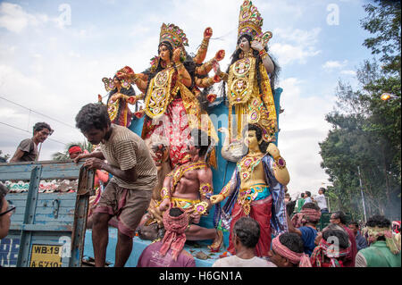 2016, Vijaya Dashami Déesse Durga immersion par levage physique dans la rivière Hooghly à Babughat Kolkata West Bengal India Banque D'Images