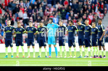 L'équipe d'Arsenal observe un silence de quelques minutes pour le jour du souvenir avant le match de la Premier League au stade de Light, Sunderland. APPUYEZ SUR ASSOCIATION photo. Date de la photo: Samedi 29 octobre 2016. Voir PA Story FOOTBALL Sunderland. Le crédit photo devrait se lire: Owen Humphreys/PA Wire. RESTRICTIONS : aucune utilisation avec des fichiers audio, vidéo, données, listes de présentoirs, logos de clubs/ligue ou services « en direct » non autorisés. Utilisation en ligne limitée à 75 images, pas d'émulation vidéo. Aucune utilisation dans les Paris, les jeux ou les publications de club/ligue/joueur unique. Banque D'Images