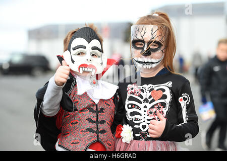 Les jeunes fans arriver en costume du Riverside Stadium avant le premier match de championnat entre Middlesbrough et AFC Bournemouth. Banque D'Images