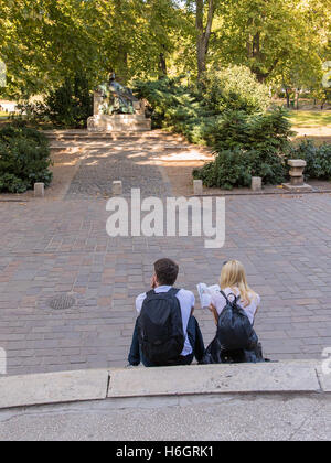 Jeune couple assis à la recherche et le monument. Les touristes ont un reste, dans l'escalier. Banque D'Images