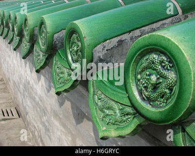 Décor de dragon animal gravé sur le toit vert dans le Temple du Ciel (Tian Tan), Beijing, Chine Banque D'Images