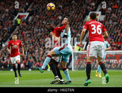 Paul Pogba Manchester United (à gauche) et du Burnley Michael Keane bataille pour la balle au cours de la Premier League match à Old Trafford, Manchester. Banque D'Images