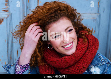 Portrait d'une belle jeune femme rousse Banque D'Images
