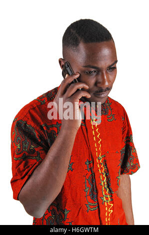 Un beau jeune homme noir dans une chemise colorée de parler sur un téléphone cellulaire pour l'arrière-plan blanc. Banque D'Images