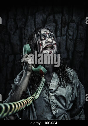 L'horreur Zombie girl appelant par téléphone Banque D'Images