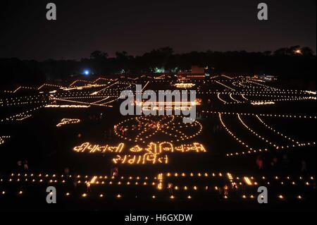 Allahabad, Inde. 29 Oct, 2016. Une vue de Madan Mohan Malviya Stadium décorées avec des lampes à huile après la voie pujan cérémonie organisée à l'occasion de Diwali festival à Allahabad. © Prabhat Kumar Verma/Pacific Press/Alamy Live News Banque D'Images