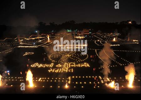 Allahabad, Inde. 29 Oct, 2016. Une vue de Madan Mohan Malviya Stadium décorées avec des lampes à huile après la voie pujan cérémonie organisée à l'occasion de Diwali festival à Allahabad. © Prabhat Kumar Verma/Pacific Press/Alamy Live News Banque D'Images