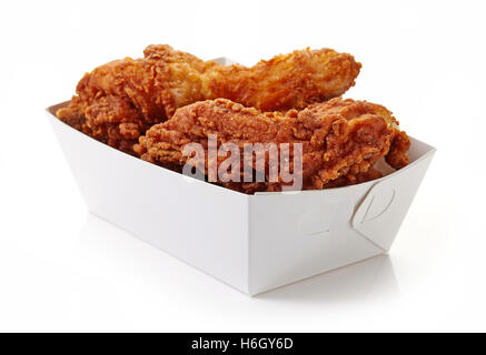Poulet pané frit dans boîte en carton blanc isolé sur fond blanc Banque D'Images