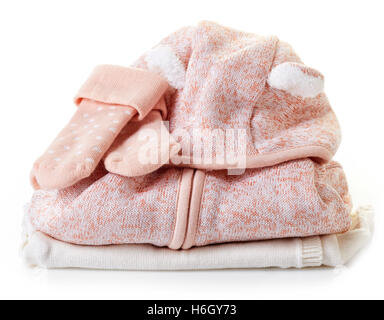 Pile de vêtements de bébé rose isolé sur fond blanc Banque D'Images