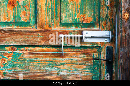 Ancienne porte d'entrée en bois vert avec poignée de porte ancienne Banque D'Images