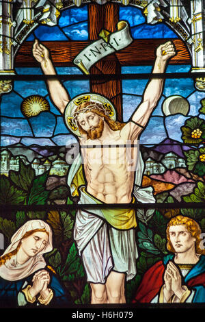 Vitrail de la crucifixion du Christ, Oslo Domkirke, la cathédrale d'Oslo, Oslo, Norvège Banque D'Images