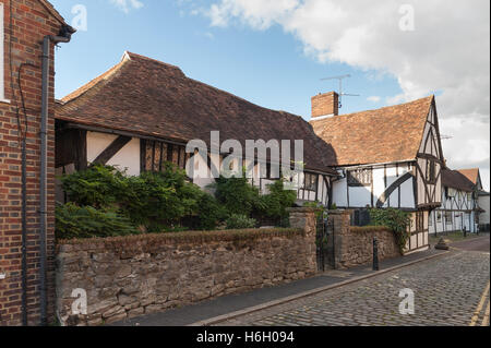 Cadre en bois de chêne dans la maison médiévale Kentish Ditton avec plus de pendaison premier étage contre rue pavée, en plâtre peint Banque D'Images