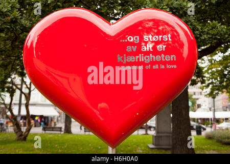 Pour les victimes de la Sculpture 22 juillet 2011 par Anders Breivik, attaques à l'extérieur de la Cathédrale, Oslo, Norvège. Plus grand de tous est l'amour Banque D'Images