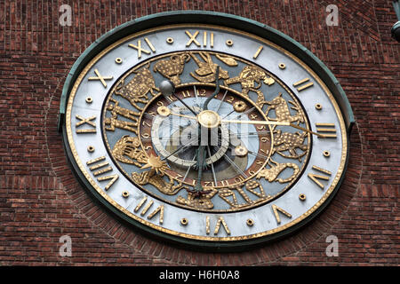 Horloge de mur extérieur de l'hôtel de ville, le Radhuset et Radhus, Oslo, Norvège Banque D'Images