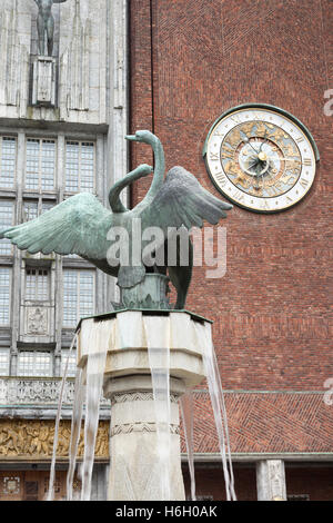 Sculpture Swan et de l'horloge, l'hôtel de ville, le Radhuset et Radhus, Oslo, Norvège. Lieu de la cérémonie du Prix Nobel de la paix Banque D'Images