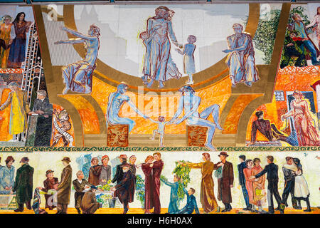 Peinture murale sur le mur intérieur de l'Hôtel de Ville, le Radhuset et Radhus, Oslo, Norvège. Lieu de la cérémonie du Prix Nobel de la paix Banque D'Images