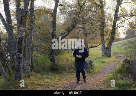 Walker dans le Muir de Dinnet National Nature Reserve de parc national de Cairngorms Aberdeenshire Ecosse Banque D'Images