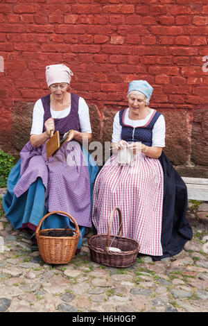 Deux femmes en costume traditionnel d'un brevet et de tricot, Den Gamle By, Aarhus, Danemark Banque D'Images