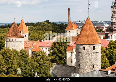 Vue des tours dans la vieille ville de Patkuli plate-forme d'observation, la colline de Toompea, Tallinn, Estonie Banque D'Images