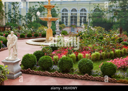 Jardin de la Cour à l'extérieur de salle du pavillon, Musée de l'Ermitage, Saint-Pétersbourg, Russie Banque D'Images