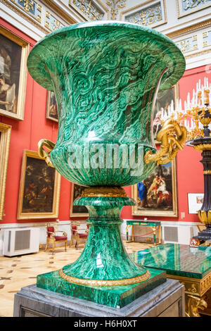 Un vase de malachite dans un puits de hall, Musée de l'Ermitage, Saint-Pétersbourg, Russie Banque D'Images