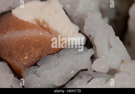 Close-up of sushi roll avec du riz, des algues, du thon et du fromage blanc Banque D'Images