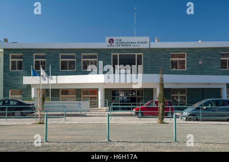 Vue de l'entrée principale de l'École Internationale de Paphos, Chypre à l'ombre de l'après-midi, soleil Banque D'Images