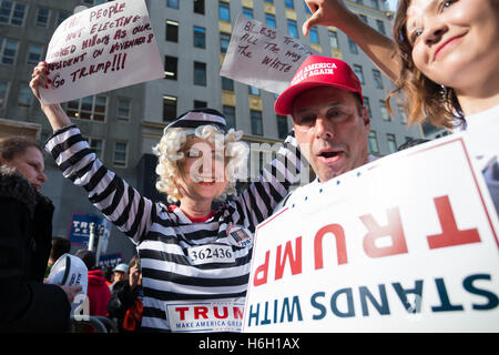 New York, États-Unis. 29 Oct, 2016. Plus d'une centaine de partisans du candidat présidentiel républicain Donald J. Trump se sont rassemblés sur le trottoir en face de Trump Tower sur la Cinquième Avenue de Manhattan. Le rallye a mis un accent particulier sur le soutien à M. Trump des communautés minoritaires et des femmes. © Albin Lohr-Jones/Pacific Press/Alamy Live News Banque D'Images