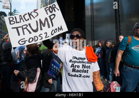 New York, États-Unis. 29 Oct, 2016. Plus d'une centaine de partisans du candidat présidentiel républicain Donald J. Trump se sont rassemblés sur le trottoir en face de Trump Tower sur la Cinquième Avenue de Manhattan. Le rallye a mis un accent particulier sur le soutien à M. Trump des communautés minoritaires et des femmes. © Albin Lohr-Jones/Pacific Press/Alamy Live News Banque D'Images